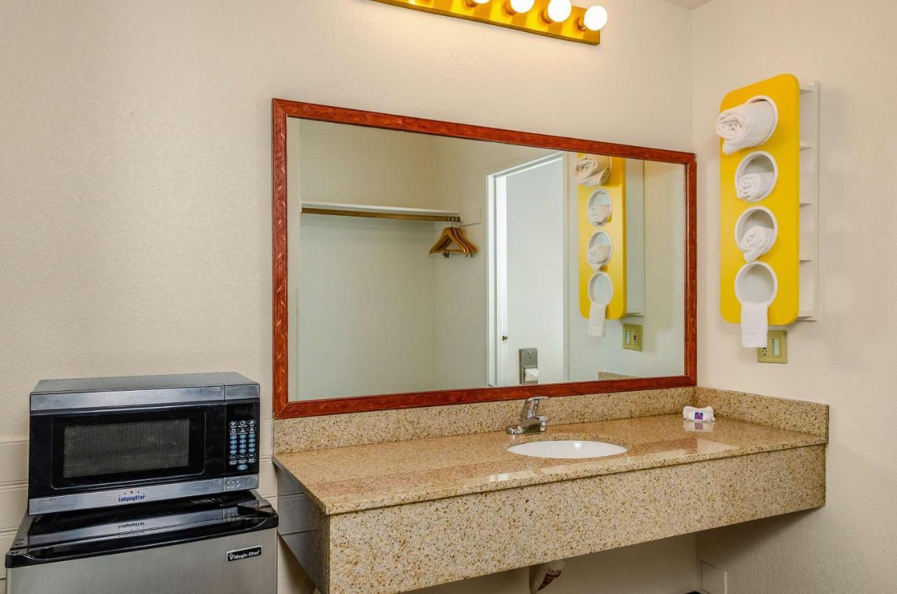 Motel 6 Oakdale, Ca Bagian luar foto