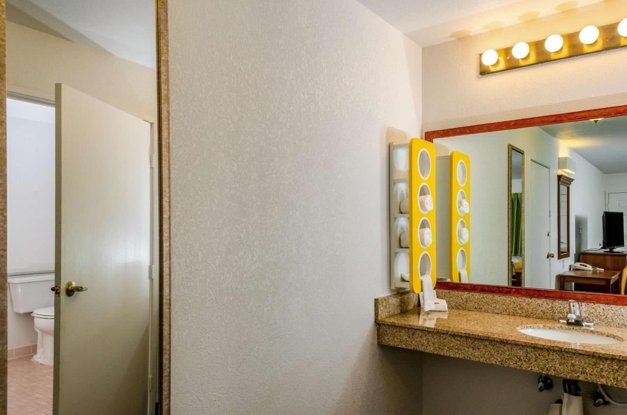 Motel 6 Oakdale, Ca Bagian luar foto